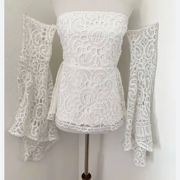 🎬 Runway the label sierra lace off the shoulder bell sleeve crop top blouse - Picture 9 of 12